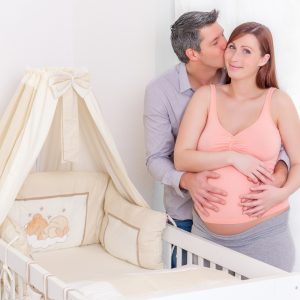 Eine Checkliste für das Babybett kann helfen, die richtige Wahl zu treffen.