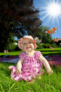 Mit Sonnenhut, Sonnencreme und luftiger Kleidung geht es dem Sommerbaby sehr gut!