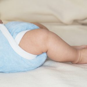 Baby mit blauen Stoffwindeln